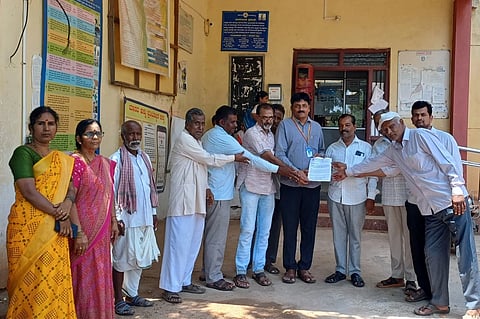 ಸಿಇಟಿ ಪರೀಕ್ಷೆಯಲ್ಲಿ ವಿದ್ಯಾರ್ಥಿಗಳ ಜನಿವಾರ ತೆಗೆಸಿದ ಪರೀಕ್ಷಾ ಕೇಂದ್ರದ ಸಿಬ್ಬಂದಿ ಮೇಲೆ ಕಾನೂನು ಕ್ರಮಕ್ಕೆ ಒತ್ತಾಯಿಸಿ ಲಕ್ಷ್ಮೇಶ್ವರದಲ್ಲಿ ತಹಸೀಲ್ದಾರ್‌ಗೆ ಹಿಂದೂ ಜನಜಾಗೃತಿ ಸಮಿತಿಯಿಂದ ಮನವಿ ಸಲ್ಲಿಸಲಾಯಿತು. 