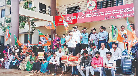 ಜಿ +2 ವಸತಿಗೃಹಗಳನ್ನು ಫಲಾನುಭವಿಗಳಿಗೆ ಹಸ್ತಾಂತರ ಮಾಡದೇ ಇರುವುದನ್ನು ಖಂಡಿಸಿ ಬಿಜೆಪಿಯಿಂದ (BJP)ಯಲ್ಲಾಪುರದಲ್ಲಿ ಆಯೋಜಿಸಿದ್ದ ಪ್ರತಿಭಟನೆಯಲ್ಲಿ ಬಿಜೆಪಿ ರಾಜ್ಯ ವಕ್ತಾರ ಹರಿಪ್ರಕಾಶ ಕೋಣೆಮನೆ ಮಾತನಾಡಿದರು.