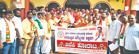  ರಾಜ್ಯ ಸರ್ಕಾರ (state government) ಅನುಷ್ಠಾನಕ್ಕೆ ತರುತ್ತಿರುವ ದ್ವೇಷ ಭಾಷಣ ಮತ್ತು ದ್ವೇಷ ಅಪರಾಧಗಳ ಪ್ರತಿಬಂಧಕ ವಿಧೇಯಕ ವಿರೋಧಿಸಿ ಬಿಜೆಪಿ ಮುಂಡರಗಿ ಮಂಡಲ ಕಾರ್ಯಕರ್ತರು ಪ್ರತಿಭಟನೆ ನಡೆಸಿದರು.