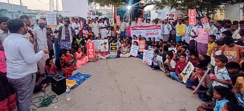 ಅಮರಾಪುರ ಗ್ರಾಮದಲ್ಲಿ ಮ್ಯಾಗ್ನೆಟ್ ಹೆಸರಿನಲ್ಲಿ ಸರ್ಕಾರಿ ಶಾಲೆಗಳನ್ನು ಮುಚ್ಚುವುದು ವಿರೋಧಿಸಿ ಎಐಡಿಎಸ್‌ಒ ಸಂಘಟನೆಯಿಂದ  ಪ್ರತಿಭಟನೆ ನಡೆಯಿತು. ಎಐಡಿಎಸ್‌ಒ ಪದಾಧಿಕಾರಿಗಳಾದ  ಕೆ. ಈರಣ್ಣ, ಕಾಂತೇಶ್, ತಿಪ್ಪೇಸ್ವಾಮಿ, ಬಸವರಾಜ, ವೈ. ನಾಗರಾಜ, ಮೇಟಿ ಸಾಹುಕಾರ್, ಸೋಮನಾಥ ಇದ್ದರು.