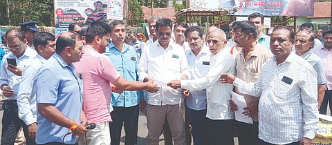 ಯಲ್ಲಾಪುರದ ಅಂಬೇಡ್ಕರ್ ಸರ್ಕಲ್ ಬಳಿ ಟಿಎಂಎಸ್ ಆಡಳಿತಾಧಿಕಾರಿ ವಿರುದ್ಧ ನಡೆದ ಪ್ರತಿಭಟನೆಯಲ್ಲಿ protest ಸಹಕಾರಿ ಇಲಾಖೆಯ ಜಿಲ್ಲಾ ಉಪನಿಬಂಧಕ ಹಜಮತ್ ಉಲ್ಲಾ ಖಾನ್ ಪ್ರತಿಭಟನಾಕಾರರಿಂದ ಮನವಿ ಸ್ವೀಕರಿಸಿದರು.