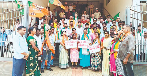 ಬನವಾಸಿ ಭಾಗದ ವಿದ್ಯುತ್ ಸಮಸ್ಯೆ ಸರಿಪಡಿಸುವಂತೆ ಆಗ್ರಹಿಸಿ ರೈತರು ಮತ್ತು ಬಿಜೆಪಿ ಕಾರ್ಯಕರ್ತರು ಶಿರಸಿಯ ಹೆಸ್ಕಾಂ ಕಚೇರಿಗೆ ಮುತ್ತಿಗೆ ಹಾಕಿ ಪ್ರತಿಭಟನೆ ನಡೆಸಿದರು. ಅನಂತಮೂರ್ತಿ ಹೆಗಡೆ, ಉಷಾ ಹೆಗಡೆ, ರಮೇಶ ನಾಯ್ಕ, ಶಂಕರ ಗೌಡ, ಚಂದ್ರಶೇಖರ ಗೌಡ ಇತರರಿದ್ದರು. 