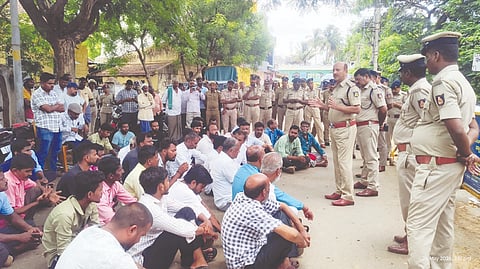 ಗೋಹತ್ಯೆ ನಿಲ್ಲಿಸಲು ಒತ್ತಾಯಿಸಿ ಸವಣೂರಲ್ಲಿ ಹಿಂದೂಪರ ಸಂಟನೆಗಳ ಪ್ರಮುಖರು ಕೈಗೊಂಡ ಮೌನ ಪ್ರತಿಭಟನೆ ಸ್ಥಳಕ್ಕೆ ಎಎಸ್ಪಿ ಲಕ್ಷ$್ಮ್ಮಣ ಶಿರಕೋಳ ಆಗಮಿಸಿ ಚಚಿರ್ಸಿದರು. ಜಯತೀರ್ಥ ದೇಶಪಾಂಡೆ, ಶಿವಪುತ್ರಪ್ಪ ಕಲಕೋಟಿ, ಮಹೇಶ ಸಾಲಿಮಠ, ಮಹೇಶ ಮುದಗಲ್​ ಇತರರು ಇದ್ದರು.