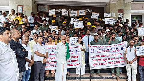 ವಿದ್ಯುತ್ ಖಾಸಗೀಕರಣ ವಿರೋಧಿಸಿ ಕೆ.ಆರ್.ಪೇಟೆ ಪಟ್ಟಣದ ಮಿನಿ ವಿಧಾನಸೌಧದ ಕಚೇರಿ ಮುಂಭಾಗ ಅಧಿಕಾರಿಗಳು ಹಾಗೂ ನೌಕರರು ಪ್ರತಿಭಟನೆ ನಡೆಸಿದರು. ಪುಟ್ಟಸ್ವಾಮಿ, ಪ್ರದೀಪ್, ಶಂಕರ್, ಶಿವರಾಮು, ನಂದನ್ ಇತರರಿದ್ದರು.