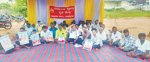 ಜಿಗಳೂರು ಬಳಿ ಸಂಭವಿಸಿದ ಅಪಘಾತದಲ್ಲಿ ಮೃತಪಟ್ಟ ಕೂಲಿ ಕಾರ್ಮಿಕರ ಕುಟುಂಬಗಳಿಗೆ ಪರಿಹಾರ ನೀಡಬೇಕು ಎಂದು ಆಗ್ರಹಿಸಿ ಕರ್ನಾಟಕ ಪ್ರಾಂತ್ಯ ರೈತ ಸಂಘ ಗಜೇಂದ್ರಗಡ ಘಟಕದಿಂದ ತಹಸೀಲ್ದಾರ್ ಕಚೇರಿ ಮುಂದೆ ಗುರುವಾರ ಧರಣಿ ನಡೆಸಲಾಯಿತು. ಎಂ.ಎಸ್. ಹಡಪದ, ಪೀರು ರಾಠೋಡ, ದಾವಲಸಾಬ್ ತಾಳಿಕೋಟಿ, ಇತರರಿದ್ದರು.