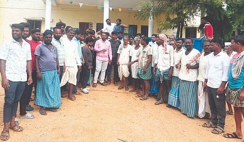ಶವ ಸಂಸ್ಕಾರಕ್ಕೆ ಸೂಕ್ತ ಜಾಗ ಕಲ್ಪಿಸುವಂತೆ ಆಗ್ರಹಿಸಿ ಗಜೇಂದ್ರಗಡ ತಾಲೂಕಿನ ಹಿರೇ ಅಳಗುಂಡಿ ಗ್ರಾಮಸ್ಥರು ಗ್ರಾಮ ಪಂಚಾಯಿತಿ ಕಚೇರಿ ಎದುರು ಬುಧವಾರ ಪ್ರತಿಭಟನೆ ನಡೆಸಿದರು. ವೆಂಕಟೇಶ ಕುಲಕರ್ಣಿ, ಪೃಥ್ವಿರಾಜ ಚನ್ನು ಪಾಟೀಲ, ಶ್ರೀಕಾಂತ ಕಣಕಿ, ಮಲ್ಲಪ್ಪ ಶಾಂತಗೇರಿ ಇತರರಿದ್ದರು.