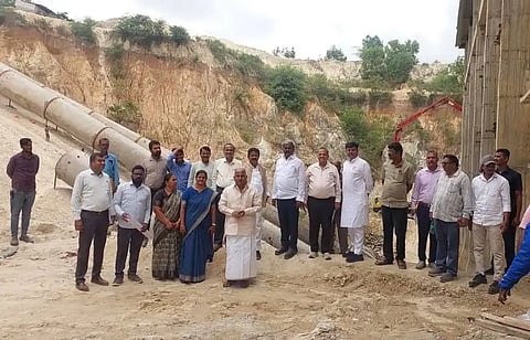 ವಿಶ್ವೇಶ್ವರಯ್ಯ ಜಲನಿಗಮದ ವ್ಯವಸ್ಥಾಪಕ ನಿರ್ದೇಶಕ ಸಣ್ಣಚಿತ್ತಯ್ಯ ಅವರೊಂದಿಗೆ ಶಾಸಕರಾದ ಬಿ.ಜಿ. ಗೋವಿಂದಪ್ಪ, ಟಿ. ರಘುಮೂರ್ತಿ, ವೀರೇಂದ್ರ ಪಪ್ಪಿ, ಡಾ.ಎಂ. ಚಂದ್ರಪ್ಪ, ಮಾಜಿ ಸಂಸದ ಬಿ ಎನ್ ಚಂದ್ರಪ್ಪ ಭದ್ರಾವತಿ ಸಮೀಪದ ಭದ್ರಾ ಜಲಾಶಯಕ್ಕೆ ಭೇಟಿ ನೀಡಿ ಭದ್ರಾ ಮೇಲ್ದಂಡೆ ಯೋಜನೆ ಕಾಮಗಾರಿ ವೀಕ್ಷಿಸಿದರು.