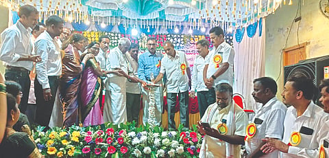 ಜಾಜೂರು ಗ್ರಾಮದ ಚಿಲುಮೆ ರುದ್ರಸ್ವಾಮಿ ಮಠದಲ್ಲಿ ಆಯೋಜಿಸಿದ್ದ ಗುರುವಂಧನೆ ಕಾರ್ಯಕ್ರಮವನ್ನು ನಿವೃತ್ತ ಪ್ರಾಚಾರ್ಯ ಕರಿಯಪ್ಪ ಉದ್ಘಾಟಿಸಿದರು. ಎನ್.ಎಸ್. ನಾಗೇಗೌಡ, ಎಸ್. ಮಶ್ಚೇಂದ್ರಯ್ಯ, ಪಂಚಾಕ್ಷರಯ್ಯ, ಮಂಜುನಾಥ ಇತರರಿದ್ದರು. teacher