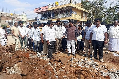 ಪರಶುರಾಮಪುರದಲ್ಲಿ ಕೈಗೊಂಡಿರುವ ರಸ್ತೆ ವಿಸ್ತರಣೆ ಕಾಮಗಾರಿಯನ್ನು ಲೋಕೋಪಯೋಗಿ ಇಲಾಖೆ ಅಧಿಕಾರಿಗಳು, ಗುತ್ತಿಗೆದಾರರರೊಂದಿಗೆ ಶಾಸಕ ಟಿ. ರಘುಮೂರ್ತಿ ಪರಿಶೀಲಿಸಿದರು.