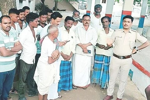 ಕುಷ್ಟಗಿ ತಾಲೂಕಿನ ಹಿರೇಬನ್ನಿಗೋಳ ಗ್ರಾಮಕ್ಕೆ ಸಿಪಿಐ ವಿಶ್ವನಾಥ್ ಹಿರೇಗೌಡ್ರ ಶುಕ್ರವಾರ ಭೇಟಿ ನೀಡಿ ಗ್ರಾಮದಲ್ಲಿ ಮದ್ಯ ಅಕ್ರಮವಾಗಿ ಮಾರಾಟ ಮಾಡದಂತೆ ಗ್ರಾಮಸ್ಥರಿಗೆ ಸೂಚನೆ ನೀಡಿದರು.