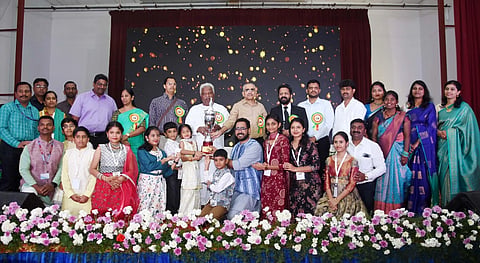 ಅಂಚೆ ಇಲಾಖೆ ಆಯೋಜಿಸಿದ್ದ 38ನೇ ಅಖಿಲ ಭಾರತ ಸಾಂಸ್ಕೃತಿಕ ಸಮ್ಮೇಳನದಲ್ಲಿ ರನ್ನರ್‌ಅಪ್ ಪ್ರಶಸ್ತಿ ಪಡೆದುಕೊಂಡ ಕರ್ನಾಟಕ ತಂಡಕ್ಕೆ ಗಣ್ಯರು ಟ್ರೋಫಿ ವಿತರಿಸಿದರು. ಪಂಡಿತ್ ವೆಂಕಟೇಶ್ ಕುಮಾರ್,  ಕೆ. ಪ್ರಕಾಶ್, ಸಂದೇಶ್ ಮಹದೇವಪ್ಪ,  ವಿ. ತಾರ ಹಾಗೂ ಇತರರು ಇದ್ದರು.