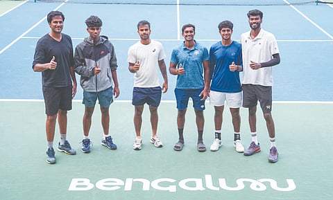 ಬೆಂಗಳೂರು ಓಪನ್​ನಲ್ಲಿ ಆಡಲಿರುವ ಸಾಕೇತ್​ ಮೈನೇನಿ, ಮನಸ್​ ದಾಮ್ನೆ, ಸುಮಿತ್​ ನಗಾಲ್​, ಪ್ರಜ್ವಲ್​ ದೇವ್​, ಆರ್ಯನ್​ ಷಾ, ದಣೇಶ್ವರ್​ ಸುರೇಶ್​ ಅವರು ಎಸ್​.ಎಂ. ಕೃಷ್ಣ ಟೆನಿಸ್​ ಸ್ಟೇಡಿಯಂನಲ್ಲಿ ಶನಿವಾರ ಅಭ್ಯಾಸ ನಡೆಸಿದ ವೇಳೆ ಜತೆಯಾಗಿ ಪೋಸ್​ ನೀಡಿದರು. 