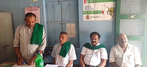 ಸಮಾಲೋಚನಾ ಸಭೆಯಲ್ಲಿ ರೈತ ಸಂಘದ ಜಿಲ್ಲಾಧ್ಯಕ್ಷ ಶ್ರೀಧರ ಶೆಟ್ಟಿ ಬೈಲುಗುತ್ತು ಮಾತನಾಡಿದರು. ಮನೋಹರ ಶೆಟ್ಟಿ, ಶಿವಣ್ಣ ಗೌಡ ಇಡ್ಯಾಡಿ, ಜಯಪ್ರಕಾಶ್ ರೈ ನೂಜಿಬೈಲು ಇದ್ದರು.