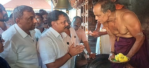 ಬಿಜೆಪಿ ಜಿಲ್ಲಾ ಉಪಾಧ್ಯಕ್ಷ ಪ್ರಸನ್ನ ಮಾರ್ತ ಶ್ರೀ ಮಹಾಲಿಂಗೇಶ್ವರ ದೇವಸ್ಥಾನದ ಸತ್ಯಧರ್ಮ ನಡೆಯಲ್ಲಿ ವಿಶೇಷ ಪ್ರಾರ್ಥನೆ ಸಲ್ಲಿಸಿದರು.