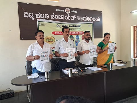 ವಿಟ್ಲ ಪಟ್ಟಣ ಪಂಚಾಯಿತಿ ಸಾಮಾನ್ಯ ಸಭೆಯಲ್ಲಿ ಸ್ವಚ್ಛತೆಯ ಕರಪತ್ರವನ್ನು ಅಧ್ಯಕ್ಷ ಕರುಣಾಕರ ನಾಯ್ತೊಟ್ಟು ಬಿಡುಗಡೆ ಮಾಡಿದರು. ಅಶೋಕ್ ಕುಮಾರ್ ಶೆಟ್ಟಿ, ಸಂಗೀತಾ, ಕರುಣಾಕರ ಇದ್ದರು.