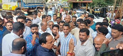 ಪುತ್ತೂರು ಪ್ರೆಸ್‌ಕ್ಲಬ್ ಮುಂದೆ ಸೇರಿದ್ದ ಜನರನ್ನು ಶಾಸಕ ಅಶೋಕ್ ರೈ ನಿಯಂತ್ರಿಸುತ್ತಿರುವುದು.