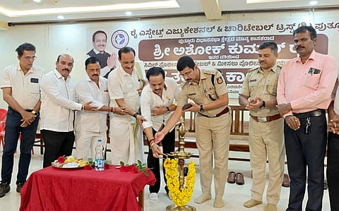 ರಾಜ್ಯದ ಸಿವಿಲ್‌ ಪೊಲೀಸ್‌ ಕಾನ್‌ಸ್ಟೇಬಲ್‌ ಹಾಗೂ ಮೀಸಲು ಪೊಲೀಸ್‌ ಹುದ್ದೆಗೆ ಅರ್ಜಿ ಹಾಕಿದ ಅಭ್ಯರ್ಥಿಗಳ ಉಚಿತ ತರಬೇತಿ ಕಾರ್ಯಾಗಾರವನ್ನು ಶಾಸಕ ಅಶೋಕ್‌ ಕುಮಾರ್‌ ರೈ ಉದ್ಘಾಟಿಸಿದರು. ಪ್ರಮೋದ್‌ ಕುಮಾರ್‌, ಈಶ್ವರ ಭಟ್‌, ಜಾನ್ಸನ್‌ ಡಿಸೋಜ ಇದ್ದರು.