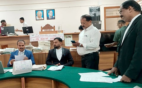 ಪುತ್ತೂರಿನ 5ನೇ ಹೆಚ್ಚುವರಿ ಜಿಲ್ಲಾ ಮತ್ತು ಸತ್ರ ನ್ಯಾಯಾಲಯದ ನ್ಯಾಯಾಧೀಶ ಸದಾನಂದ ನಾಗಪ್ಪ ನಾಯ್ಕ ಅವರ ನ್ಯಾಯಾಲಯದಲ್ಲಿ ಲೋಕ ಅದಾಲತ್‌ ನಡೆಯಿತು. ವಕೀಲ ರಾಕೇಶ್‌ ಜೆ. ಮಸ್ಕರೇನಸ್‌ ಇದ್ದರು.