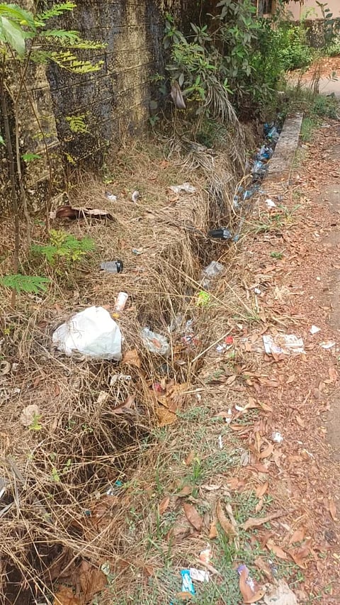 ದರ್ಭೆ ಸಮೀಪದಲ್ಲಿರುವ ಸರ್ಕಾರಿ ಅಧಿಕಾರಿಗಳ ವಸತಿ ನಿಲಯಗಳ ಮುಂಭಾಗದ ಚರಂಡಿಯಲ್ಲಿ ಪ್ಲಾಸ್ಟಿಕ್ ನೀರಿನ ಬಾಟಲು ತುಂಬಿರುವುದು.