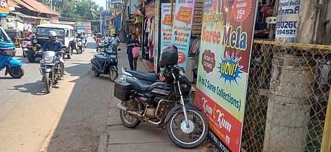 ಹೂವಿನ ಮಾರುಕಟ್ಟೆ ಸಮೀಪ ಅಂಗಡಿ ಫಲಕ ಫುಟ್‌ಪಾತ್‌ವರೆಗೂ ವ್ಯಾಪಿಸಿದ ಕಾರಣ ವಾಹನವನ್ನು ಪಾದಚಾರಿಗಳಿಗೆ ಸಮಸ್ಯೆಯಾಗುವ ರೀತಿ ನಿಲ್ಲಿಸಿರುವುದು.