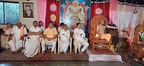 ಶ್ರೀ ವರಮಹಾಲಕ್ಷ್ಮೀ ವ್ರತಾಚರಣೆಯ ಅಂಗವಾಗಿ 48 ದಿನಗಳ ಕಾಲ ನಡೆಯಲಿರುವ ಸಾಮೂಹಿಕ ಲಕ್ಷ್ಮೀ ಪೂಜೆಯ ಕಾರ್ಯಕ್ರಮದಲ್ಲಿ ಮಾಣಿಲ ಶ್ರೀಧಾಮ ಶ್ರೀದುರ್ಗಾಮಹಾಲಕ್ಷೀ ಕ್ಷೇತ್ರದ ಶ್ರೀ ಮೋಹನದಾಸ ಪರಮಹಂಸ ಸ್ವಾಮೀಜಿ ಆಶೀರ್ವಚನ ನೀಡಿದರು. ಸಂಜೀವ ಮಠಂದೂರು, ಮೋನಪ್ಪ ಭಂಡಾರಿ, ಗೋವಿಂದ ರಾಜ್‌ ಇದ್ದರು. 