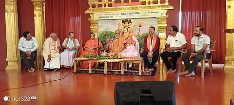 ಆಟಿದ ಆಯನೊ ಮತ್ತು ಒಡಿಯೂರು ಶ್ರೀಗಳ ಜನ್ಮದಿನೋತ್ಸವ- ಗ್ರಾಮೋತ್ಸವದ ಯಶಸ್ಸಿಗೆ ಶ್ರಮಿಸಿದ ಕಾರ್ಯಕರ್ತರ ಅಭಿನಂದನಾ ಸಭೆಯಲ್ಲಿ ಒಡಿಯೂರು ಶ್ರೀ ಗುರುದೇವಾನಂದ ಸ್ವಾಮೀಜಿ ಆಶೀರ್ವಚನ ನೀಡಿದರು. ಸಾಽ ಮಾತಾನಂದಮಯೀ,  ಲೋಕನಾಥ ಜಿ.ಶೆಟ್ಟಿ ತಾಳಿಪ್ಪಾಡಿಗುತ್ತು, ಕದ್ರಿ ನವನೀತ ಶೆಟ್ಟಿ, ಕೃಷ್ಣ ಶೆಟ್ಟಿ ತಾರೆಮಾರು, ಎ.ಸುರೇಶ್ ರೈ ಇತರರು ಇದ್ದರು.
