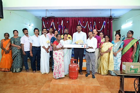 ಅಳಿಕೆ ಗ್ರಾಮದ ಫಲಾನುಭವಿಗಳಿಗೆ ಪಂಚಾಯಿತಿ ಅಧ್ಯಕ್ಷ ಪದ್ಮನಾಭ ಪೂಜಾರಿ ಸಣ್ಣಗುತ್ತು ಗ್ಯಾಸ್ ಕಿಟ್ ವಿತರಿಸಿದರು. ಪಂಚಾಯಿತಿ ಅಭಿವೃದ್ಧಿ ಅಽಕಾರಿ ಉದಯ, ಉಪಾಧ್ಯಕ್ಷೆ ಸರೋಜಿನಿ, ಸದಸ್ಯರು ಉಪಸ್ಥಿತರಿದ್ದರು.
