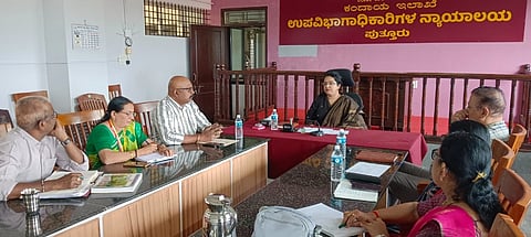 ಮಲೇರಿಯಾ ನಿಯಂತ್ರಣ ಹಾಗೂ ವಲಸೆ ಕಾರ್ಮಿಕರ ಆರೋಗ್ಯ ತಪಾಸಣೆ ಕುರಿತ ಸಭೆಯಲ್ಲಿ ಸಹಾಯಕ ಆಯುಕ್ತೆ ಸ್ಟೆಲ್ಲಾ ವರ್ಗೀಸ್ ಮಾತನಾಡಿದರು. ಡಾ.ದೀಪಕ್ ರೈ, ವೀರೇಂದ್ರಪ್ಪ, ನವೀನ್ ಭಂಡಾರಿ ಎಚ್., ವಿದ್ಯಾ ಎಂ.ಕಾಳೆ ಇತರರು ಇದ್ದರು.