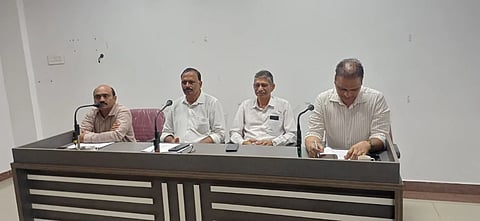 ಪಂಚ ಗ್ಯಾರಂಟಿ ಯೋಜನೆ ಅನುಷ್ಠಾನದ ಪ್ರಗತಿ ಪರಿಶೀಲನಾ ಸಭೆ ಉಮಾನಾಥ ಶೆಟ್ಟಿ ಅಧ್ಯಕ್ಷತೆಯಲ್ಲಿ ನಡೆಯಿತು. ಜಿಲ್ಲಾ ಉಪಾಧ್ಯಕ್ಷ ಜೋಕಿಂ ಡಿಸೋಜ, ತಾಪಂ ಇಒ ನವೀನ್‌ ಭಂಡಾರಿ, ಮೆಸ್ಕಾಂ ಎಇಇ ಶಿವಶಂಕರ ಇದ್ದರು.