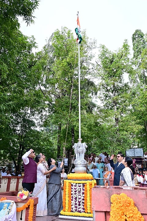 ಪುತ್ತೂರಿನ ಎನ್.ಎಸ್.ಕಿಲ್ಲೆ ಮೈದಾನದಲ್ಲಿ ಸಹಾಯಕ ಆಯುಕ್ತೆ ಸ್ಟೆಲ್ಲಾ ವರ್ಗೀಸ್ ಧ್ವಜಾರೋಹಣ ನೆರವೇರಿಸಿದರು. ಶಾಸಕ ಅಶೋಕ್ ಕುಮಾರ್ ರೈ, ತಹಸೀಲ್ದಾರ್ ಎಸ್.ಬಿ.ಕೂಡಲಗಿ, ಪೌರಾಯುಕ್ತೆ ವಿದ್ಯಾ ಎಂ. ಕಾಳೆ ಮೊದಲಾದವರು ಉಪಸ್ಥಿತರಿದ್ದರು.
