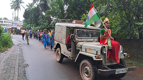 ಸ್ವಾತಂತ್ಯೋತ್ಸವ ಅಂಗವಾಗಿ ಅಂಬಿಕಾ ವಿದ್ಯಾಸಂಸ್ಥೆಯ ವಿದ್ಯಾರ್ಥಿಗಳು ಅಮರ್ ಜವಾನ್ ಜ್ಯೋತಿ ಸ್ಮಾರಕದ ಬಳಿಯ ಮಂಗಲ್ ಪಾಂಡೆ ಚೌಕದ ತನಕ ಮೆರವಣಿಗೆ ನಡೆಸಿದರು.