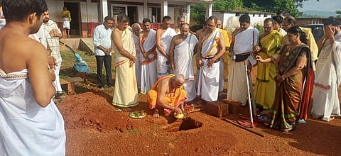 ಶ್ರೀ ರಾಮಚಂದ್ರಾಪುರ ಮಠಕ್ಕೆ ಸೇರಿದ ಮುಳಿಯ ನಿವೇಶನದಲ್ಲಿ ನಿರ್ಮಾಣವಾಗಲಿರುವ ಸಭಾಭವನಕ್ಕೆ ಭೂಮಿಪೂಜೆ ನಡೆಯಿತು.ಕುರೂವುಮೂಲೆ ಚಂದ್ರಶೇಖರ ಉಪಾಧ್ಯಾಯ, ಶಿವಪ್ರಸಾದ್‌ ಭಟ್‌ ಅಮೈ, ಹರಿಪ್ರಸಾದ್‌ ಪೆರಿಯಾಪು, ಮೋಹನ ಎ. ಇತರರು ಇದ್ದರು.