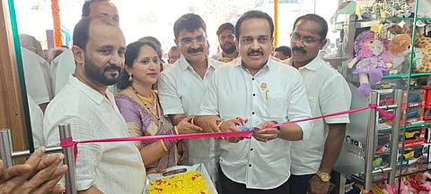 ಕರ್ನಾಟಕದ ಅತೀ ದೊಡ್ಡ ಪುಸ್ತಕ ಮಳಿಗೆಯ ನೂತನ ಸಂಸ್ಥೆ ಎಸ್ಎಲ್ವಿ ಬುಕ್ಹೌಸನ್ನು ಶಾಸಕ ಅಶೋಕ್ಕುಮಾರ್ ರೈ ಉದ್ಘಾಟಿಸಿದರು. ಎಸ್ಎಲ್ವಿ ಸಂಸ್ಥೆ ಮಾಲೀಕರಾದ ಹೇಮಾವತಿ ದಿವಾಕರ್ ದಾಸ್, ದಿವಾಕರ್ ದಾಸ್ ನೇರ್ಲಾಜೆ, ಪ್ರಧಾನ ವ್ಯವಸ್ಥಾಪಕ ರಾಜ ಅಂಚನ್ ಮತ್ತಿತರರು ಉಪಸ್ಥಿತರಿದ್ದರು.