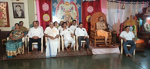 ಶ್ರೀಧಾಮ ಶ್ರೀ ದುರ್ಗಾ ಮಹಾಲಕ್ಷ್ಮೀ ಕ್ಷೇತ್ರದಲ್ಲಿ ಶ್ರೀ ವರಮಹಾಲಕ್ಷ್ಮೀ ವ್ರತಾಚರಣೆ ಅಂಗವಾಗಿ ಸಾಮೂಹಿಕ ಲಕ್ಷ್ಮೀ ಪೂಜೆ ಕಾರ್ಯಕ್ರಮದಲ್ಲಿ ಶ್ರೀ ಮೋಹನದಾಸ ಪರಮಹಂಸ ಸ್ವಾಮೀಜಿ ಆಶೀರ್ವಚನ ನೀಡಿದರು. ಪ್ರಮುಖರಾದ ಡಾ.ಕೆ.ಚಂದ್ರಶೇಖರ್, ಜಯರಾಮ್ ಪೂಜಾರಿ, ರವೀಂದ್ರ ಶೆಟ್ಟಿ ಉಳಿದೊಟ್ಟು ಮೊದಲಾದರಿದ್ದರು.