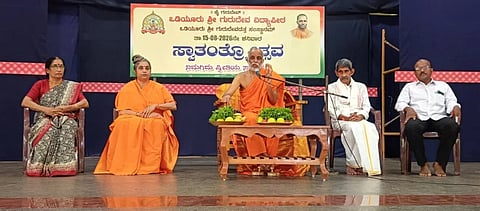 ಒಡಿಯೂರಿನ ರಾಜಾಂಗಣದಲ್ಲಿ ಶ್ರೀ ಗುರುದೇವ ವಿದ್ಯಾಪೀಠದ ೮೦ನೇ ವತಿಯಿಂದ ನಡೆದ ಕಾರ್ಯಕ್ರಮದಲ್ಲಿ ಶ್ರೀ ಗುರುದೇವಾನಂದ ಸ್ವಾಮೀಜಿ ಆಶೀರ್ವಚನ ನೀಡಿದರು. ಪ್ರಮುಖರಾದ ಸಾದ್ವಿ ಮಾತಾನಂದಮಯಿ, ಸೇರಾಜೆ ಗಣಪತಿ ಭಟ್, ರೇಣುಕಾ ಎಸ್.ರೈ ಮೊದಲಾದವರಿದ್ದರು.