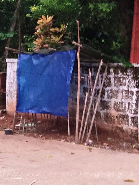 ಬಸ್ ನಿಲ್ದಾಣದ ಬಳಿಯಲ್ಲಿ ರಜೆಯಲ್ಲಿ ಮಕ್ಕಳು ಆಡುವುದಕ್ಕೆ ಬಳಸಿದ ತಾತ್ಕಾಲಿಕ ಟರ್ಪಾಲ್ ಶೆಡ್