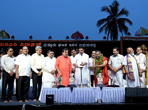 ಆಳ್ವಾಸ್ ಸಾಂಸ್ಕೃತಿಕ ವೈಭವವನ್ನು ಡಾ. ಸಂತೋಷ್ ಗುರೂಜಿ ಹಾಗೂ ಮಾಜಿ ಸಂಸದ ಉದ್ಘಾಟಿಸಿದರು. ಆಳ್ವಾಸ್ ಶಿಕ್ಷಣ ಪ್ರತಿಷ್ಠಾನ ಅಧ್ಯಕ್ಷ ಡಾ.ಎಂ.ಮೋಹನ ಆಳ್ವ, ಕಿಶೋರ್ ಕುಮಾರ್ ಬೊಟ್ಯಾಡಿ, ಸಂಜೀವ ಮಠಂದೂರು, ಬಲರಾಮ ಆಚಾರ್ಯ, ಕೇಶವ ಪ್ರಸಾದ್ ಮುಳಿಯ, ಈಶ್ವರ ಭಟ್ ಪಂಜಿಗುಡ್ಡೆ ಇದ್ದರು.