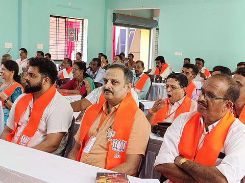 ಪುತ್ತೂರಿನಲ್ಲಿ ಇತ್ತೀಚೆಗೆ ಎರಡು ದಿನಗಳ ಕಾಲ ನಡೆದ ಬಿಜೆಪಿಯ ಪ್ರಶಿಕ್ಷಣ ಮಹಾಭಿಯಾನದಲ್ಲಿ ಹೈಕೋರ್ಟ್ ವಕೀಲ ಹಾಗೂ ಧಾರ್ಮಿಕ ಮುಖಂಡ ಅರುಣ್ ಶ್ಯಾಮ್ ಉಪಸ್ಥಿತಿ 