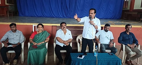 ವಿಟ್ಲ ಪಟ್ಟಣದಲ್ಲಿ ರಸ್ತೆ ಅಭಿವೃದ್ಧಿಯ ಸಾಧಕ-ಭಾದಕಗಳನ್ನು ಚರ್ಚಿಸಲು ಶನಿವಾರ ಕಟ್ಟಡಗಳ ಮಾಲೀಕರ ಸಭೆ ನಡೆಯಿತು. ಶಾಸಕ ಅಶೋಕ್‌ ಕುಮಾರ್‌ ರೈ ಮಾತನಾಡಿದರು. ಕರುಣಾಕರ ನಾಯ್ತೊಟ್ಟು, ಸಂಗೀತಾ ಪಾಣೆಮಜಲು, ಅಶೋಕ್‌ ಕುಮಾರ್‌ ಶೆಟ್ಟಿ, ಕರುಣಾಕರ ವಿ., ಅವಿನಾಶ್‌ ಉಪಸ್ಥಿತರಿದ್ದರು.