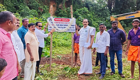 ಕೊಂಬೆಟ್ಟಿನಲ್ಲಿರುವ ದೇವಳದ ಜಾಗದಲ್ಲಿ ಅಳವಡಿಸಲಾದ ಫಲಕವನ್ನು ಶಾಸಕ ಅಶೋಕ್‌ ಕುಮಾರ್‌ ರೈ ಅನಾವರಣಗೊಳಿಸಿದರು.