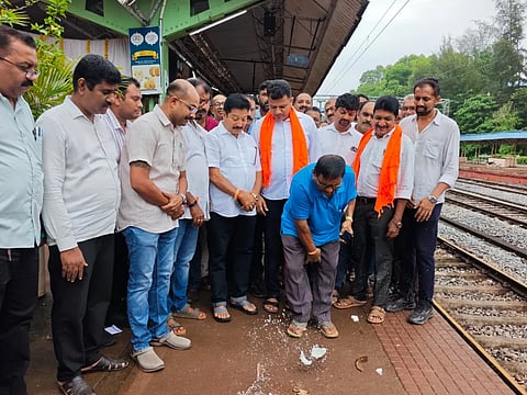 ಕಬಕ ಪುತ್ತೂರು ರೈಲು ನಿಲ್ದಾಣದಲ್ಲಿ ಫ್ಲಾಟ್ ಫಾರ್ಮ್ ೧ರಲ್ಲಿ ಶೆಲ್ಟರ್ ನಿರ್ಮಾಣಕ್ಕೆ ಸಂಸದ ಕ್ಯಾ.ಬ್ರಿಜೇಶ್ ಚೌಟ ಶಿಲಾನ್ಯಾಸ ನೆರವೇರಿಸಿದರು. ಲೀಲಾವತಿ ಅಣ್ಣು ನಾಯ್ಕ, ರೋಹನ್ ಡೋಂಗ್ರ ಇತರರಿದ್ದರು.