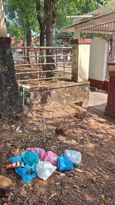 ಪುತ್ತೂರಿನ ಅಮರ್ ಜವಾನ್ ಜ್ಯೋತಿ ಸ್ಮಾರಕದ ಪಕ್ಕದಲ್ಲೇ ಕಸದ ಕಟ್ಟುಗಳನ್ನು ಎಸೆದಿರುವುದು.