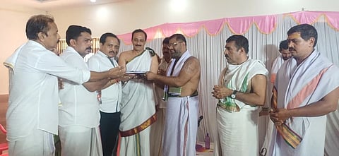 ಕಾಪು ಮಾರಿಯಮ್ಮ ದೇವಸ್ಥಾನದ ಕುಮಾರ ಗುರು ತಂತ್ರಿ ನೇತೃತ್ವದಲ್ಲಿ ನಡೆದ ಪ್ರಶ್ನಾಚಿಂತನೆ ಪಟ್ಟಿಯನ್ನು ಶಾಸಕ ಅಶೋಕ್ ಕುಮಾರ್ ರೈ, ವ್ಯವಸ್ಥಾಪನಾ ಸಮಿತಿ ಅಧ್ಯಕ್ಷ ಈಶ್ವರ ಭಟ್ ಪಂಜಿಗುಡ್ಡೆ ಹಾಗೂ ಸಮಿತಿ ಸದಸ್ಯರಿಗೆ ಹಸ್ತಾಂತರಿಸಿದರು.