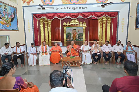 ಜನ್ಮದಿನೋತ್ಸವ ಗ್ರಾಮೋತ್ಸವ ಸೇವಾ ಸಂಭ್ರಮ ಕಾರ್ಯಕ್ರಮದ ಸಮಾಲೋಚನಾ ಸಭೆಯಲ್ಲಿ ಒಡಿಯೂರು ಶ್ರೀ ಗುರುದೇವಾನಂದ ಸ್ವಾಮೀಜಿ ಆಶೀರ್ವಚನ ನೀಡಿದರು. ಸಾಧ್ವೀ ಮಾತಾನಂದಮಯಿ, ಪದ್ಮನಾಭ ಕೊಟ್ಟಾರಿ, ಕೃಷ್ಣ ಶೆಟ್ಟಿ ತಾರೆಮಾರ್, ಎ.ಸುರೇಶ್ ರೈ ಇದ್ದರು.