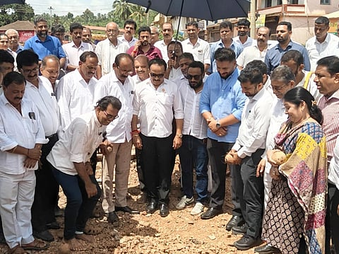 ಬೊಳುವಾರು ಬಳಿ ಸರ್ಕಲ್ ಹಾಗೂ ಬಸ್ ಬೇ ನಿರ್ಮಾಣಕ್ಕೆ ಶಾಸಕ ಅಶೋಕ್ ಕುಮಾರ್ ರೈ ಶಿಲಾನ್ಯಾಸ ನೆರವೇರಿಸಿದರು. ಅಮಳ ರಾಮಚಂದ್ರ, ಉಮಾನಾಥ ಶೆಟ್ಟಿ, ನಿಹಾಲ್ ಶೆಟ್ಟಿ, ಅನ್ವರ್ ಖಾಸಿಂ, ವಿದ್ಯಾ ಎಂ.ಕಾಳೆ ಮತ್ತಿತರರು ಇದ್ದರು.
