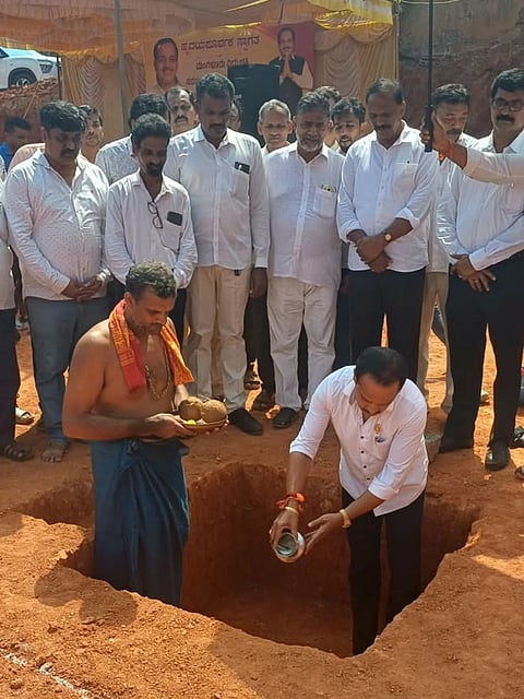 ಮೆಸ್ಕಾಂ ಉಪವಿಭಾಗ ಮತ್ತು ಶಾಖಾ ಕಚೇರಿ ಕಟ್ಟಡ ಕಾಮಗಾರಿಗೆ ಶಾಸಕ ಅಶೋಕ್ ಕುಮಾರ್ ರೈ ಶಿಲಾನ್ಯಾಸ ನೆರವೇರಿಸಿದರು.  ಉಮಾನಾಥ ಶೆಟ್ಟಿ, ಪದ್ಮನಾಭ ಪೂಜಾರಿ ಸಣ್ಣಗುತ್ತು, ಕರುಣಾಕರ ವಿ., ಗೋವಿಂದ ರಾಜ್ ಉಪಸ್ಥಿತರಿದ್ದರು.