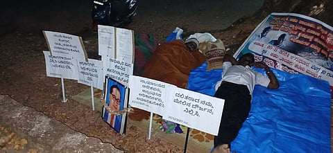 ತಾಲೂಕು ಆಡಳಿತದ ಮುಂಭಾಗದ ಮರದ ಕೆಳಗೆ ಧರಣಿ ನಡೆಸುತ್ತಿರುವ ಕೌಕ್ರಾಡಿ ಕಾಪಿನಬಾಗಿಲು ನಿವಾಸಿ ರಾಧಾಮ್ಮ ಹಾಗೂ ಮುತ್ತು ಸ್ವಾಮಿ ದಂಪತಿ ಹಾಗೂ ಪುತ್ರ ಸುಬ್ರಹ್ಮಣ್ಯ ರಾತ್ರಿ ವಿಶ್ರಾಂತಿ ಮಾಡುತ್ತಿರುವುದು.