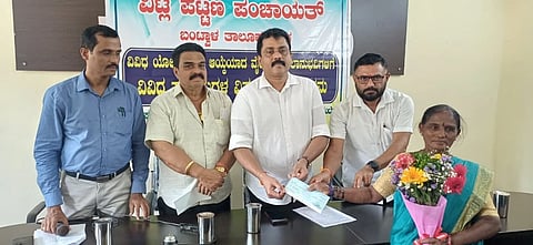ವಿಟ್ಲ ಪಟ್ಟಣ ಪಂಚಾಯಿತಿ ವ್ಯಾಪ್ತಿಯಲ್ಲಿ ವಿವಿಧ ಯೋಜನೆಯಡಿ ಆಯ್ಕೆಯಾದ -ಲಾನುಭವಿಗಳಿಗೆ ವಿಧಾನ ಪರಿಷತ್ತು ಸದಸ್ಯ ಕಿಶೋರ್ ಕುಮಾರ್ ಬೊಟ್ಯಾಡಿ ಸವಲತ್ತು ವಿತರಿಸಿದರು. ಕರುಣಾಕರ ನಾಯ್ತೊಟ್ಟು, ಅಶೋಕ್ ಕುಮಾರ್ ಶೆಟ್ಟಿ, ಕರುಣಾಕರ ವಿ. ಉಪಸ್ಥಿತರಿದ್ದರು.