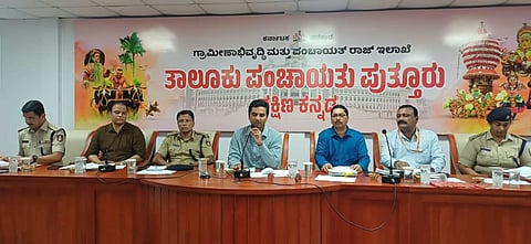 ಪುತ್ತೂರು, ಕಡಬ ತಾಲೂಕುಮಟ್ಟದ ಪರಿಶಿಷ್ಟ ಜಾತಿ ಮತ್ತು ಪರಿಶಿಷ್ಟ ಪಂಗಡದವರ ಕುಂದು ಕೊರತೆಗಳ ಸಭೆಯಲ್ಲಿ ಜಿಲ್ಲಾಧಿಕಾರಿ ದರ್ಶನ್ ಎಚ್.ವಿ. ಮಾತನಾಡಿದರು. ಅನಿಲ್ ಕುಮಾರ್ ಭೂಮರೆಡ್ಡಿ, ಪ್ರಮೋದ್ ಕುಮಾರ್, ಸಿ.ಕೆ.ರೋಹಿಣಿ, ಬಿ.ಎಸ್.ಕೂಡಲಗಿ, ಗಣೇಶ, ನವೀನ್ ಭಂಡಾರಿ ಉಪಸ್ಥಿತರಿದ್ದರು.