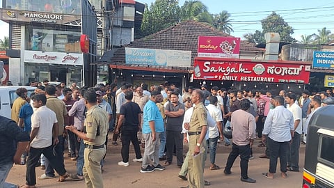 ಪುತ್ತೂರು ದರ್ಬೆ ಜಂಕ್ಷನ್‌ನಲ್ಲಿ ಜಮಾಯಿಸಿದ್ದ ಜನರು.